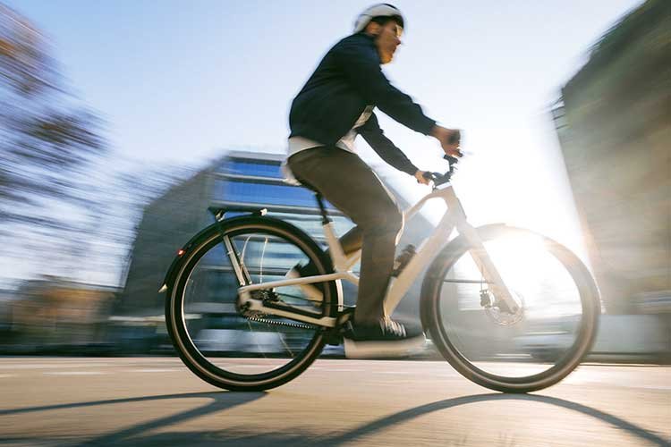 Orbea Diem urbanes E‑Bike vor städtischer Kulisse